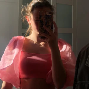 Söt topp - Super söt topp ifrån ZARA i storlek S och den är använd fåtal gånger!! Nypriset är 359kr och jag säljer för 150kr 💗 Jättefin att ha nu i sommar, kontakta gärna om du har några frågor och kanske då vill köpa👍🏻