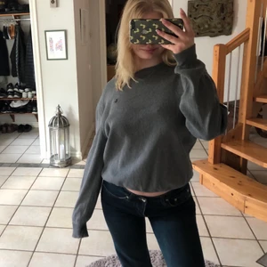 Ralph Lauren tröja - Super fin grå tröja ifrån Ralph Lauren som sitter snyggt oversized, i fint skick, storlek S men lite stor i storlek, är själv en XS/S🤓