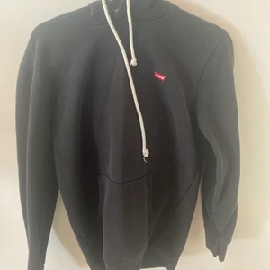 Levis hoodie storlek small - Skick 8/10 Använt väldigt lite Lite liten i storlek Nypris 730 kr