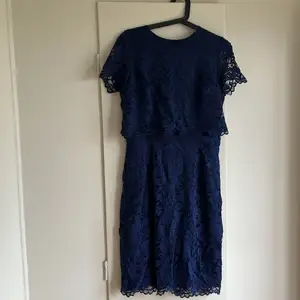 Marinblå mellanlång klänning i spets, använd en gång. 