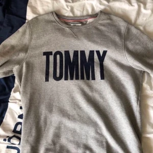 Tommy Hilfiger sweatshirt - Tommy Hilfiger sweatshirt i storlek XL Eventuell frakt betalas av köpare Paketpris för alla tröjor är 1000:-