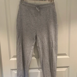 Gråa mjukisbyxor  - Gråa mjukisbyxor från Cubus 