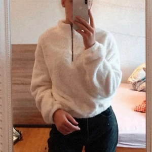 Vit teddy tröja - Helt ny och oanvänd varm och mysig Teddy zip sweatshirt med resår i midjan. Perfekt att ha när det börjar närma sig höst o vinter när kylan tränger sig fram 🍂 ❄️skick 10/10!