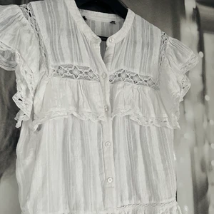 Zara topp  - En jättefin vit topp från zara, säljs då jag råkade köpa två utav den.💗Slutsåld överallt och vad jag har setts finns det ingen här på Plick heller utom denna. Budgivning minst 30kr ökning.