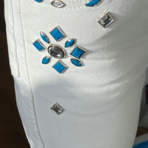 FestByxor - Mina favorit festbyxor! Dessa är så fina och unika! Du kan ha dom både som ett festplagg eller vardagligt! Sitter fint i formen men har tyvärr blivit försmå för mig! 🌸