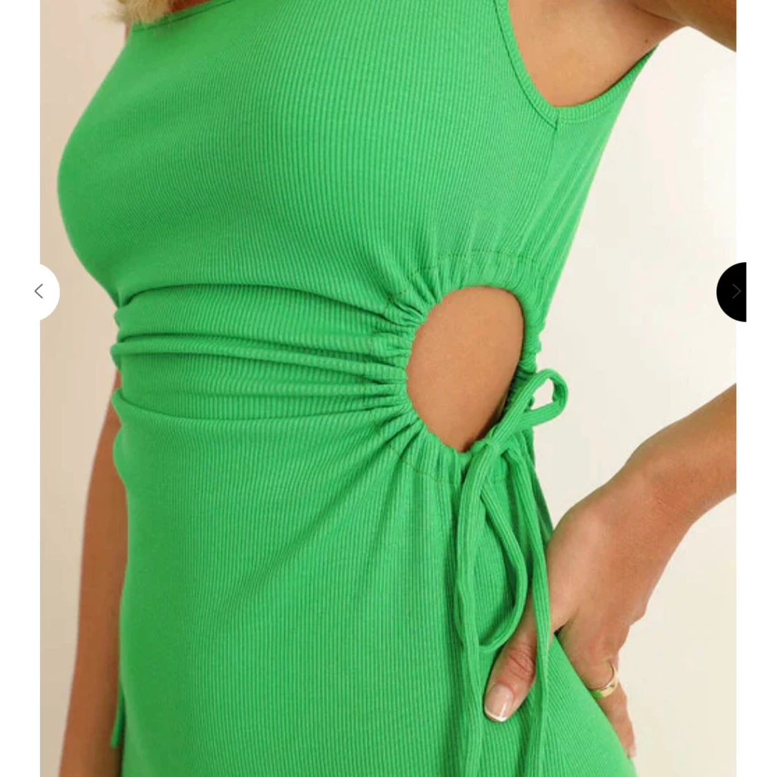 Ribbad klänning storlek M   - 90