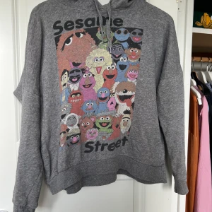 Sesame Street Hoodie - Mysig hoodie med luva, Sesame Street-tryck. Begagnat fint skick. Märke: Bershka. Storlek small. Något kortare modell.