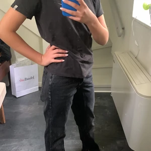 Jeans grå/svarta  - Jag säljer ett par jeans från Gina som jag nästan aldrig använt och därför säljer det är en liten slut längst ner på byxorna som man ej serpeis kan disukteras  