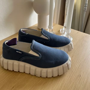 Eytys Odessa S-O - Eytys Odessa slip on, endast använda 1-2 gånger! Passar perfekt nu till sommaren. Nypris är 1500 kr. Inköpta i våras. Storlek 37 men lite stora i storleken så passar 38 också!
