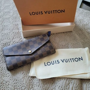 Sarah Louis Vuitton-väska, ex. Adidas-popperbyxor storlek M - Louis Vuitton Sarah rosa och Damier myntväska. Tryckknappen ändrades i LV-verkstäderna i januari 2022., Beskriv ditt föremål; mått, skick, stil, hur den sitter, hur gammal är den och kanske en kort berättelse om föremålet?