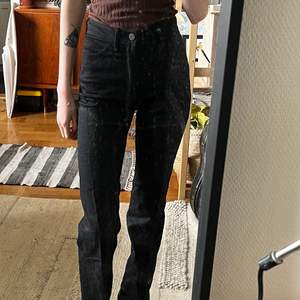 Svarta Acne jeans köpta second hand✨ bootcut modell och väldigt höga i midjan! Går ner till golvet på mig som är 170