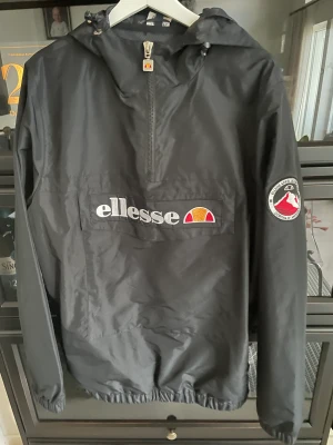 Ellesse jacka - En jacka som är använd men i bra skick. Det är en XL men sitter som en L