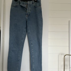 Mom jeans BikBok  - Använda jeans i gott skick från BikBok! 