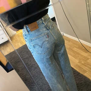 Levis jeans  - Levis jeans i storlek 25 ribcage straight sitter för stort på mig då bilderna är kanske inte rättvisa.