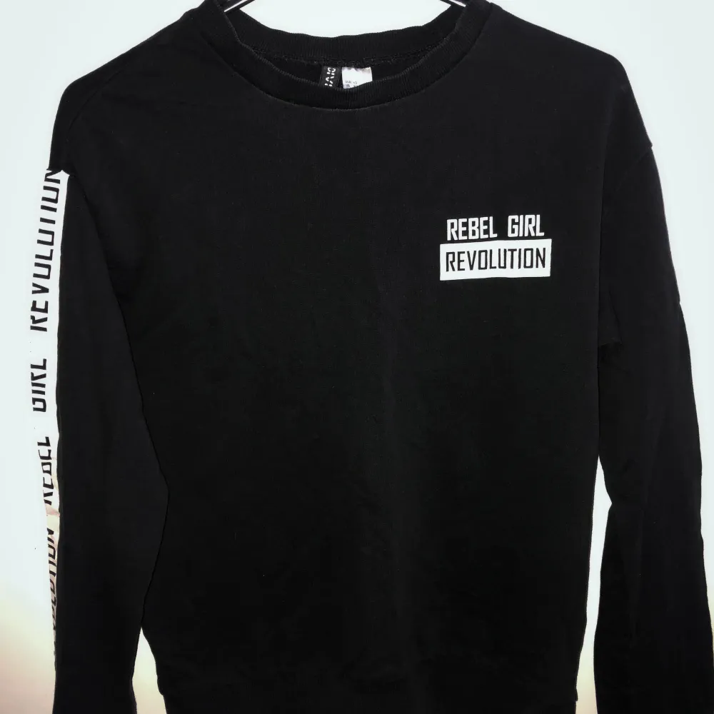 Enkel svart sweatshirt med text ”rebel girl revolution” från HM divided. Tröjor & Koftor.