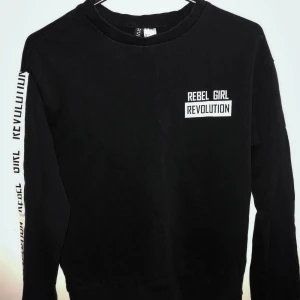 Svart sweatshirt  - Enkel svart sweatshirt med text ”rebel girl revolution” från HM divided