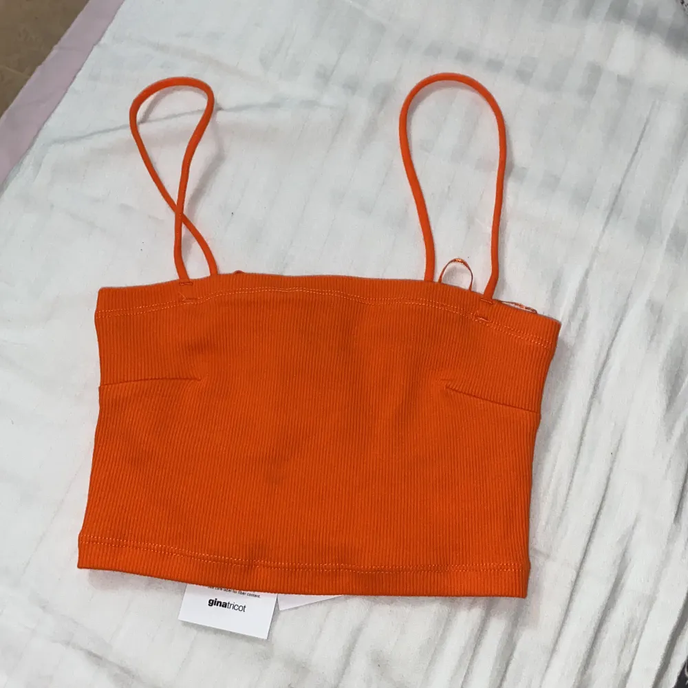 En helt ny gina tricot linne som är jättefin på. Tyvärr är storleken liten för mig och är därför den säljs. Är i färg orange och storlek XS. Nypris: 89kr. Köparen står för frakten ❤️. Toppar.