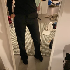 kostymbyxor från zara - Jättefina kostymbyxor från zara i midrise, säljer då de tyvär inte kommer till användning längre. har även en slits som man ser på tredje bilden, strl M men skulle säga att de passar S