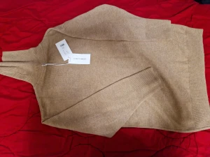 Tröja - Ny. Storleken är s men kan passa den med Storlek m.