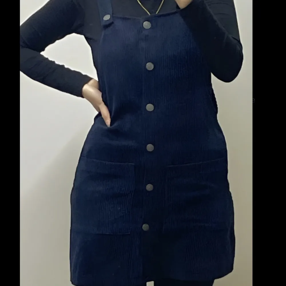 Söt marinblå hängselklänning som funkar perfekt för vardagen och är enkel att styla.  Säljer den för endast 300kr ☺️.. Klänningar.