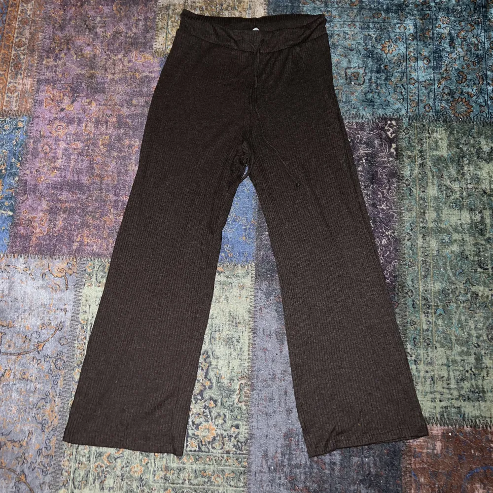 Ribbade bruna byxor från hm, går ungefär till anklarna och är lösa / loose fit. Stl S. Frakten ingår i priset!. Jeans & Byxor.