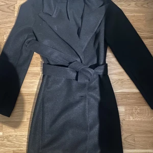 Kappa kort - Kappa som sitter perfekt och är till mitten av låren ungefär. Sitter super snyggt och är utav skönt material