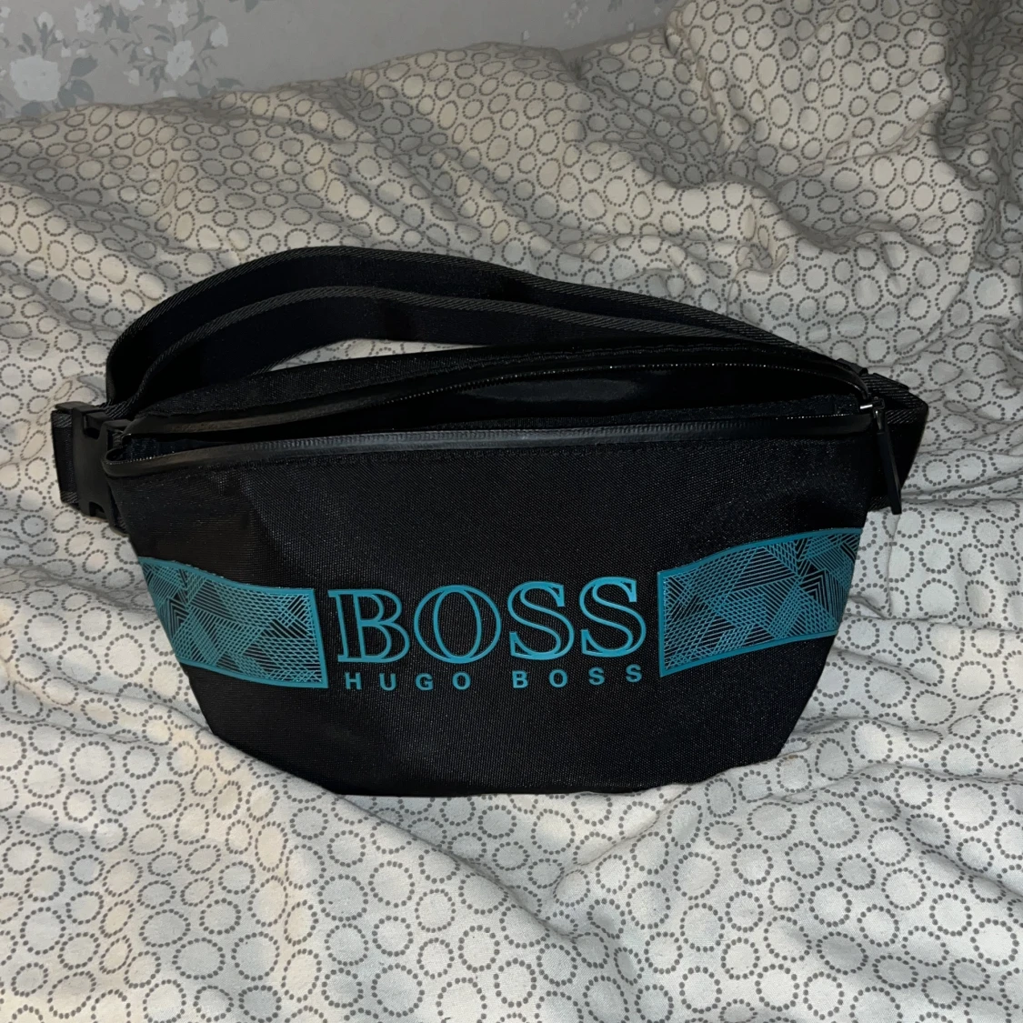 Hugo Boss magväska  - 91