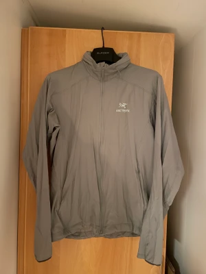 Arcteryx vind jacka - Säljer denna Arcteryx vind jacka med eller utan luva, det väljer du själv ;) Storlek M. Oerhört snygg och fin jacka för alla årstider! 