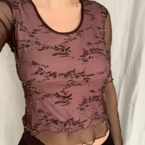 fin blommig topp med mesh  - såå fin långärmad topp✿ blommigt tyg under, rosa blommor på vitt, ett lager brun-lila mesh och pärlbroderier, ärmar i mesh. strl m men passar mindre beroende på hur man vill att den ska sitta:) fint skick. skriv för fler bilder, mått eller annat <3