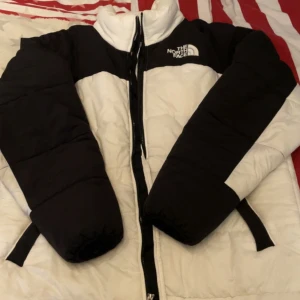 The North Face - Inköpt förra vintern och har hängt i garderoben tills nu. Den är i ett väldigt bra skick. Kvitto finns i mail. Storlek L. Nypris 2399kr