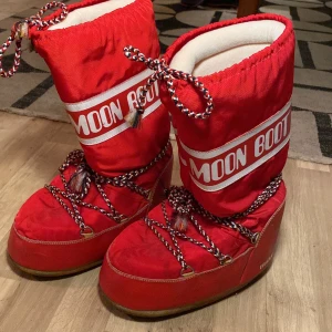 Red Original Tecnica moonboots 39-41 - Säljer min mammas vintage original moonboots från 80-talet, knappt använda och i gott skick.  Priset kan diskuteras!