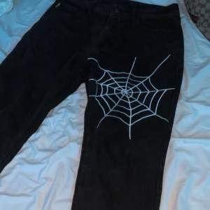 Pleasures byxor - Broderat text och spindelnät. Helt utan blekningsfläckar. Storlek M