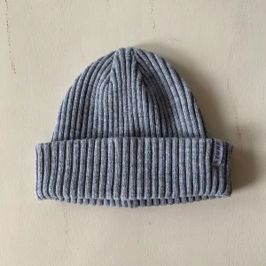 Grå STUHF mössa - En STUHF mössa från Carlings i fint skick. Kommer ej till användning därav säljes. Annars väldigt snygg och sitter bra på huvudet. Köp nu!