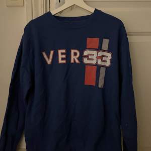 Mörkblå Max Verstappen sweatshirt, säljer för använder den inte. Köpte för 500kr, frakten blir 86kr och köparen står för frakt. 