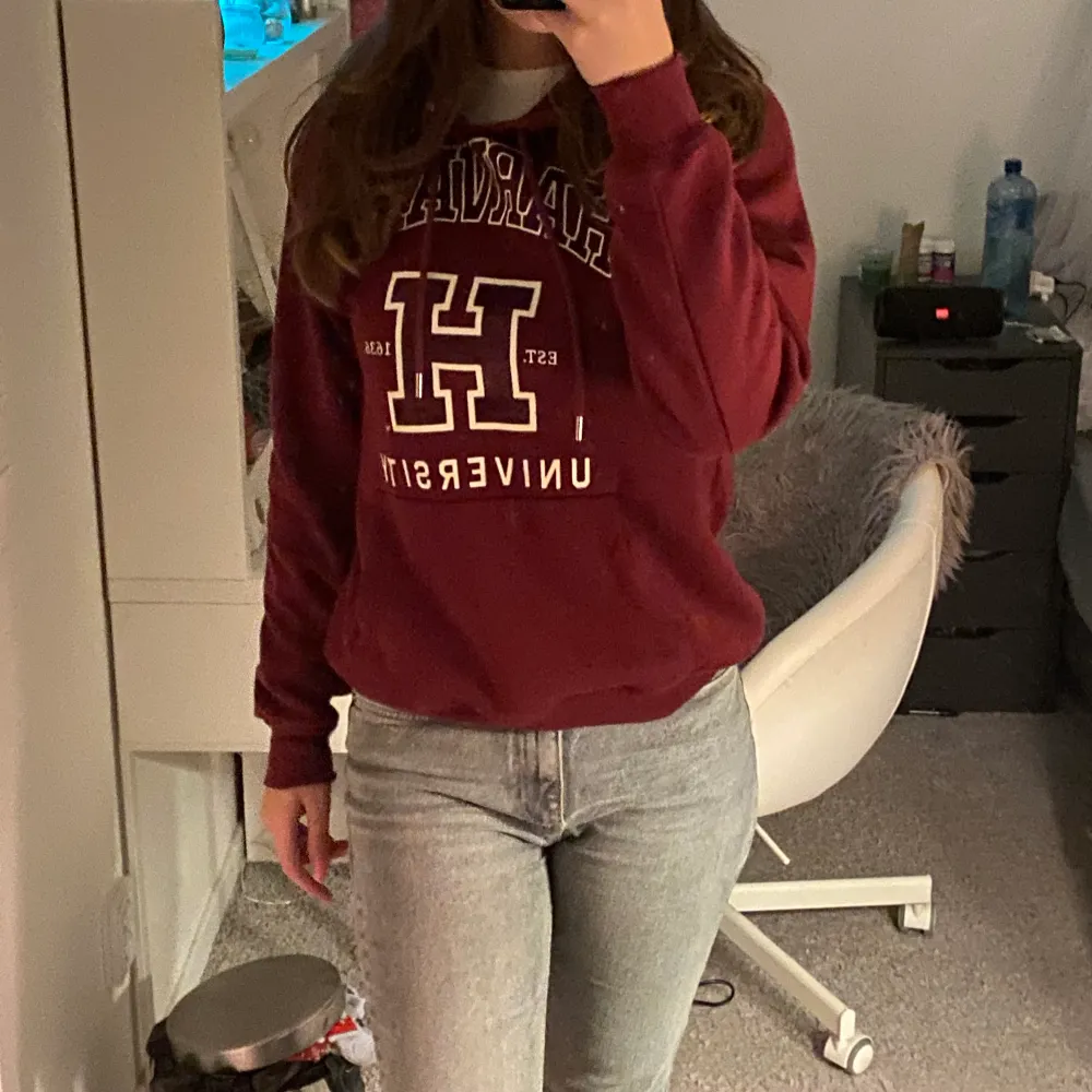 En Harvard hoodie från hm, knappt använd så bra skick . Färgen är vinröd och den sitter bra. Tröjor & Koftor.