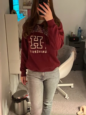 Harvard hoodie - En Harvard hoodie från hm, knappt använd så bra skick . Färgen är vinröd och den sitter bra