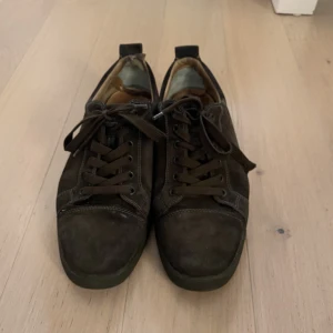 Louboutin mörkgröna  - Storlek 44 men de passar mig som har 45,5 Cond får du avgöra själv, finns 2 små upprivningar på framsidan (kom privat för bilder på det slitna) Köpta och äkthetsbevisade på veistaire Kan gå ner i pris vid snabb affär Hör av dig vid frågor eller funderinga