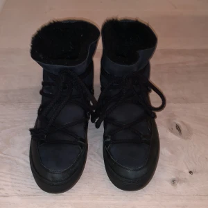 Svarta Inukii skor - Hej! Jag säljer dessa svarta Inuikii skorna i storlek 38. Knappt använda och i bra skick💞💞nypris 2600kr och jag säljer för 1500kr. Ni får buda ett lägre pris!!