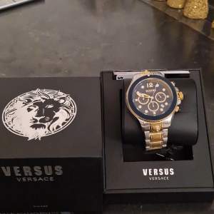 Hej!  Säljer denna helt nya och oanvända Versace klockan. Den är givetvis äkta och kommer med kvitto och garanti på 2 år :) Finns i Uppsala eller i centrala Stockholm 