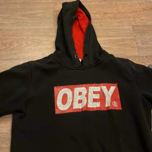 obey hoodie i rätt dåligt skick se bilder