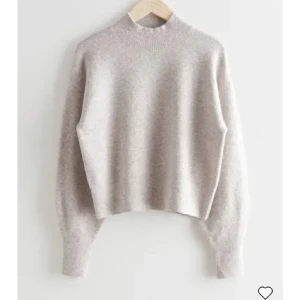 & other stories tröja❤️ - Superfin beige tröja från & other stories! Köpt i Italien, Rom i deras butik❤️ bra skick! Den första bilden är från deras hemsida💗sista är min egna!