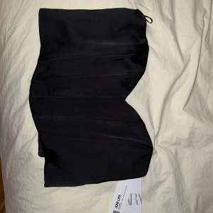 Helt ny svart korsett från Zara storlek M, prislappar kvar. Köpare står för frakt. 