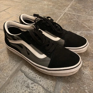 Vans - Jag säljer mina svarta vans eftersom jag nu har växt ur dem. Skorna är nästintill i nyskick då dem bara är använda ett fåtal gånger😊Köparen står alltid för frakt.