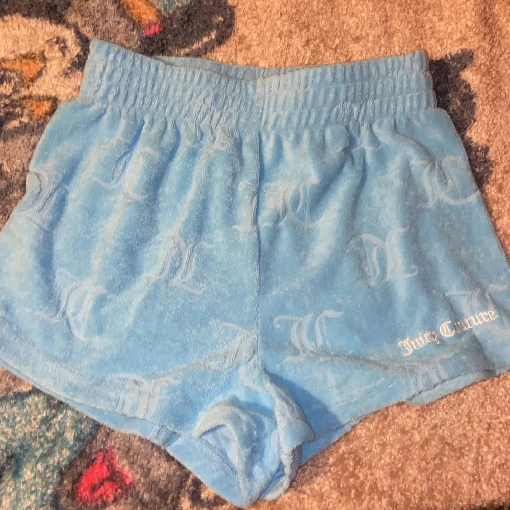 Shorts från juicy cuture jätte snygga , knappt använd. Säljer den då den är för liten för mig . Shorts.