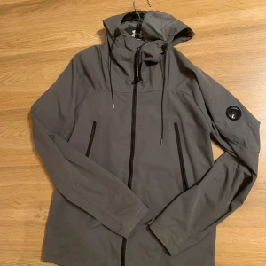 Cp kompany - En snygg vindjacka som är perfekt på höst och vår men även ibland på vintern! Säljer nu för att jag tröttnat på den. Den är i skick 9/10! Köpte för ungefär 1 år sedan för 3499!