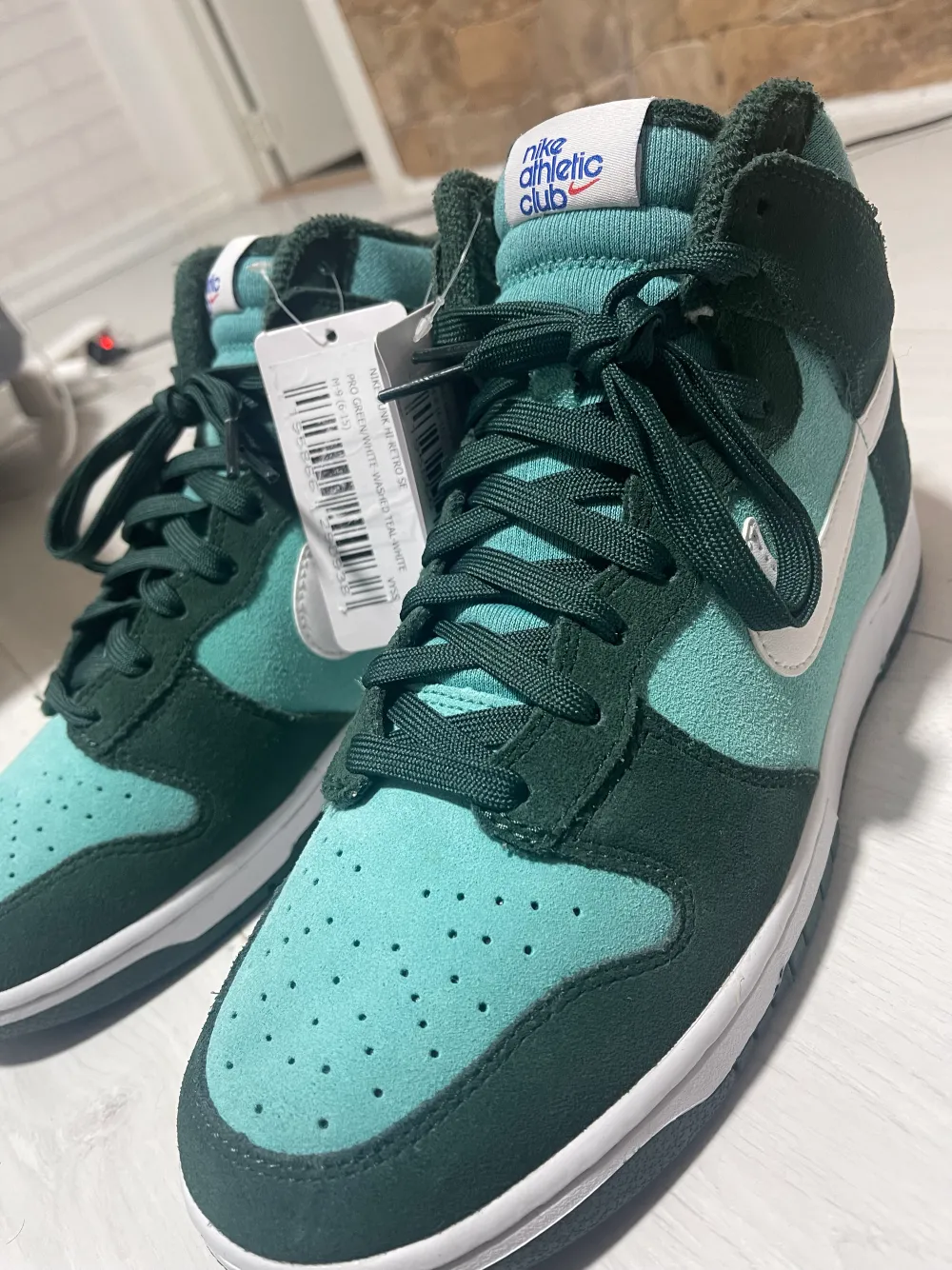 Brand new size US9 EUR42.5. Quite exclusive. . Kengät.