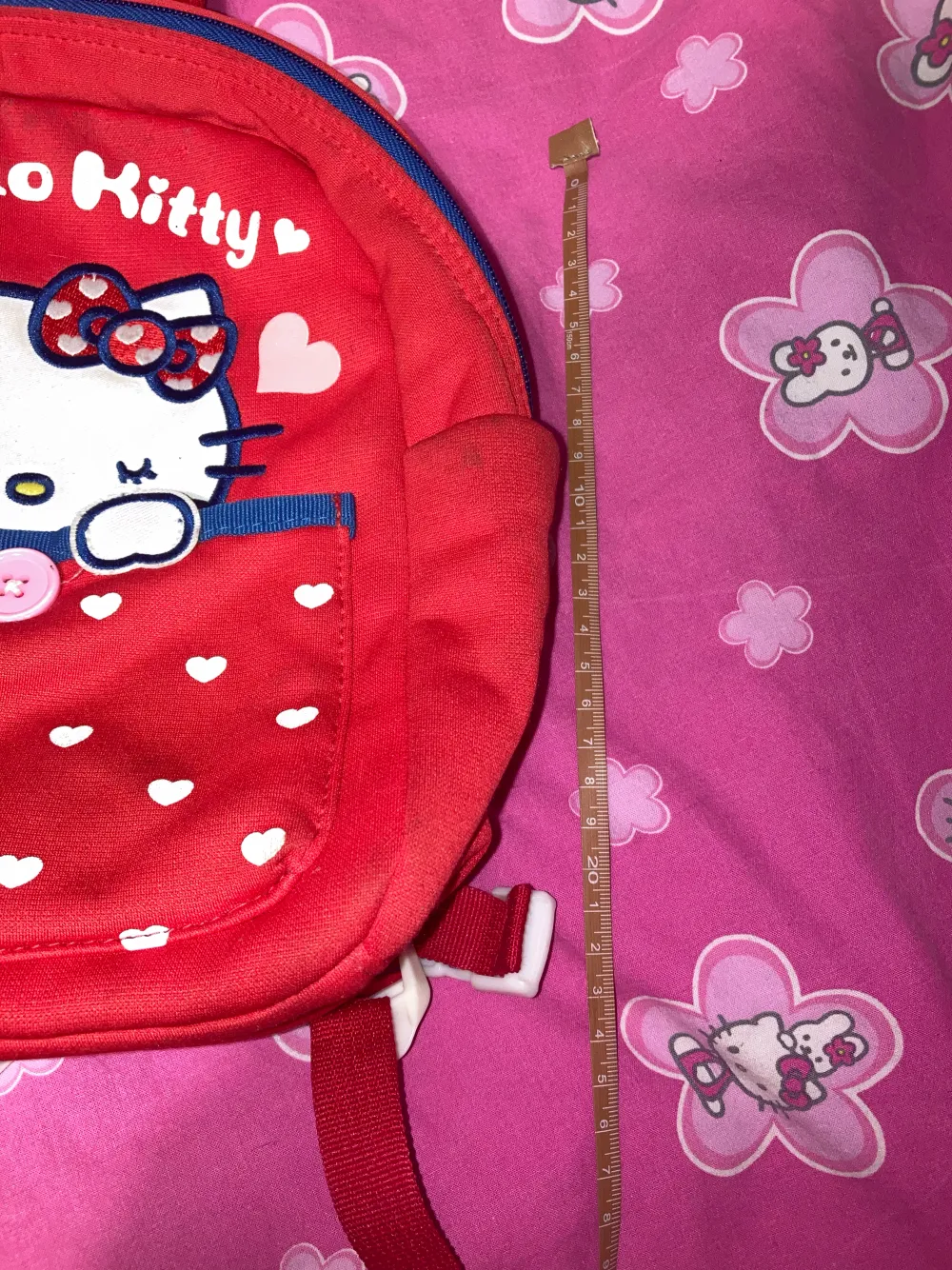Världens gulligaste lilla Hello Kitty ryggsäck! Ca 25cm hög! Köpt på loppis och har förra ägarens namn på lappen inuti. (Frakten i annonsen stämmer ej hör av dig så kommer vi på en frakt). Väskor.