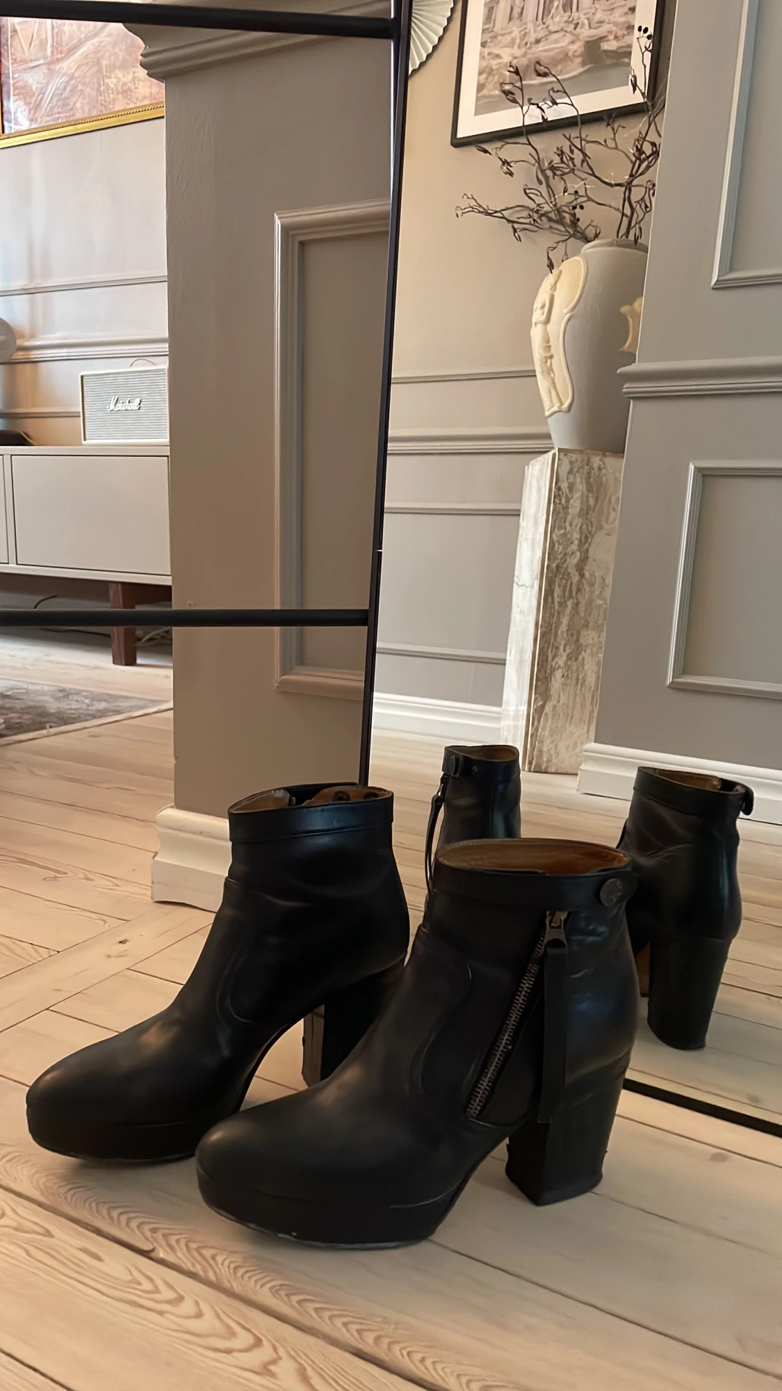 Svarta Acne Track Boots Skor