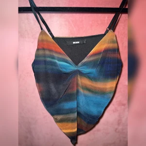 Multifärgad linne - Snygg multifärgad linne med V-form nedre del