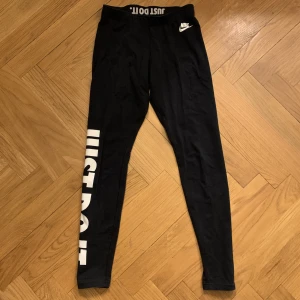 Nike - Nike tights. Bomull.  Strl S.  Fina och hela.  Kan skickas om köparen står för frakten. 
